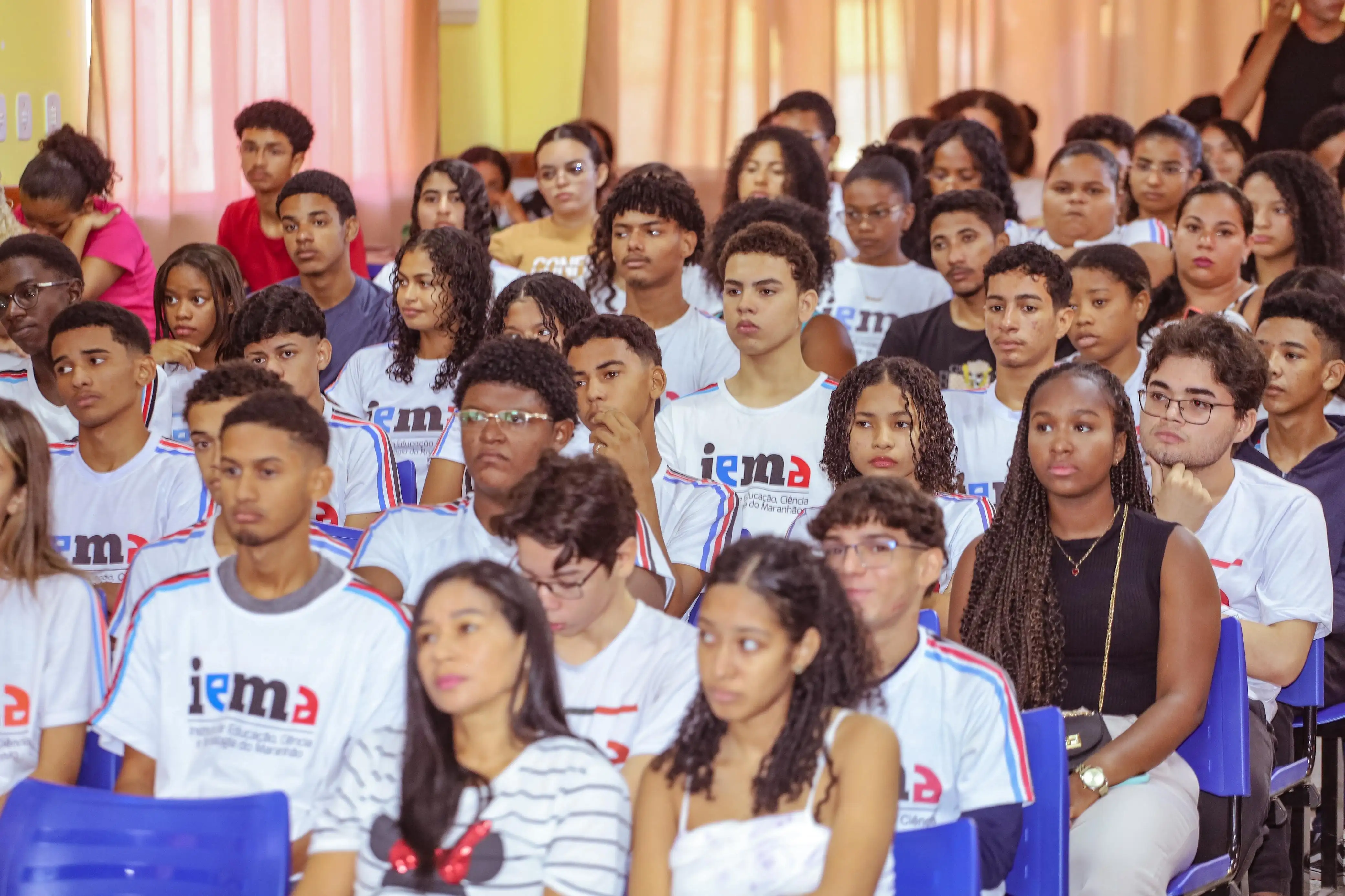 Galeria de imagens - Foto 3 da notícia: Estudantes codoenses recebem cartões do Programa Cartão Transporte Universitário