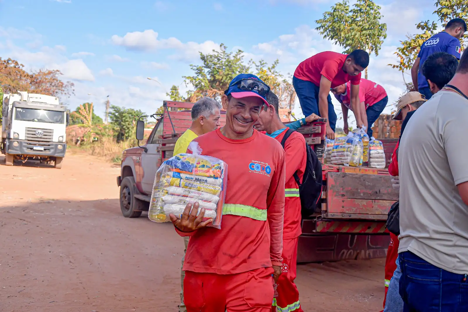 Foto 5 – Servidores da limpeza pública de Codó recebem apoio e reconhecimento da gestão municipal