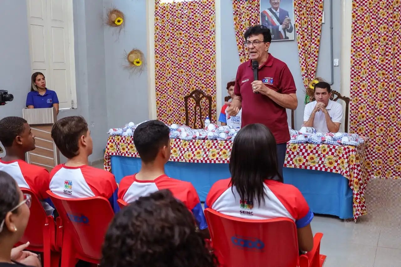 Foto 4 – Prefeitura de Codó entrega kits do Programa Trabalho Jovem e reforça apoio à inserção da juventude no mercado de trabalho