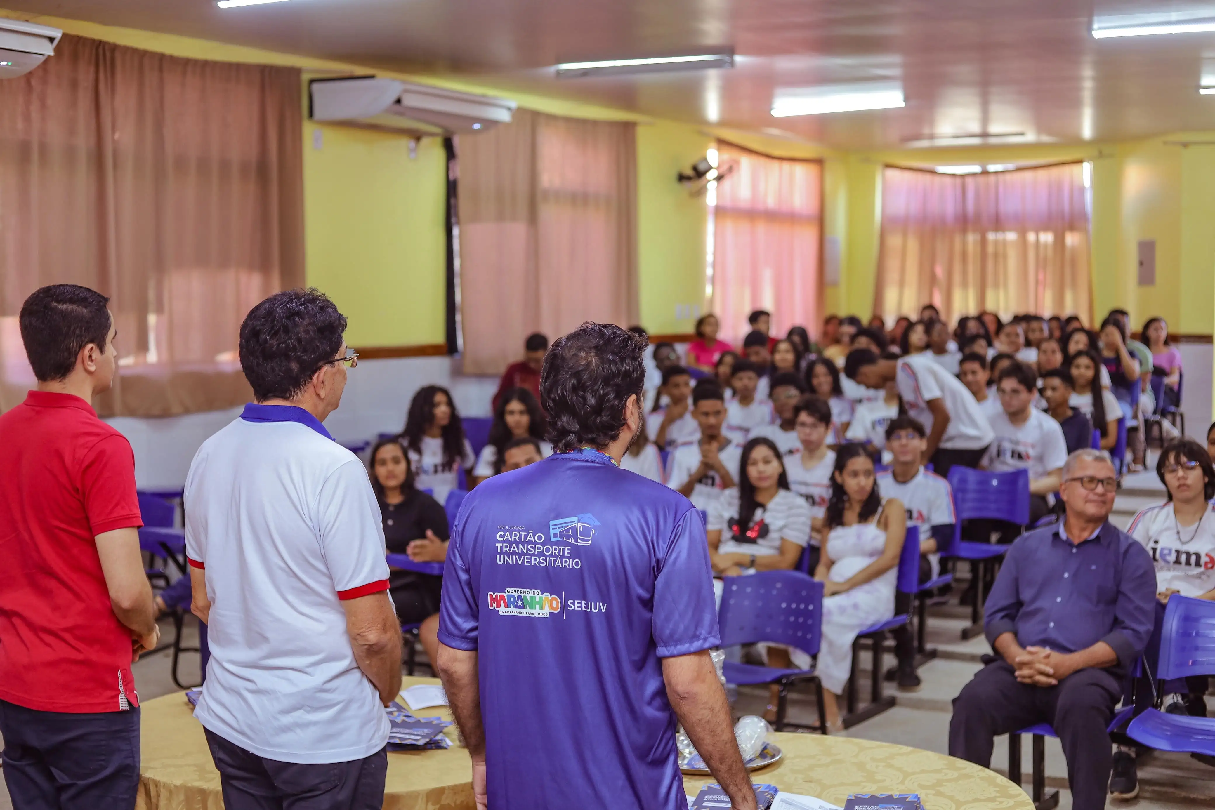 Galeria de imagens - Foto 8 da notícia: Estudantes codoenses recebem cartões do Programa Cartão Transporte Universitário