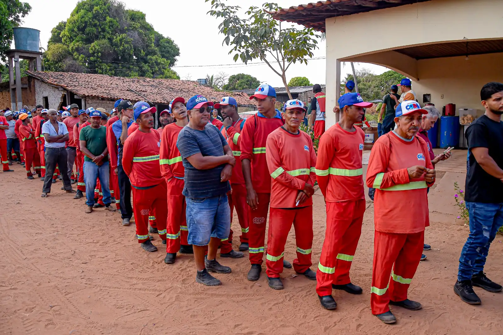 Foto 9 – Servidores da limpeza pública de Codó recebem cestas básicas em ação da Prefeitura