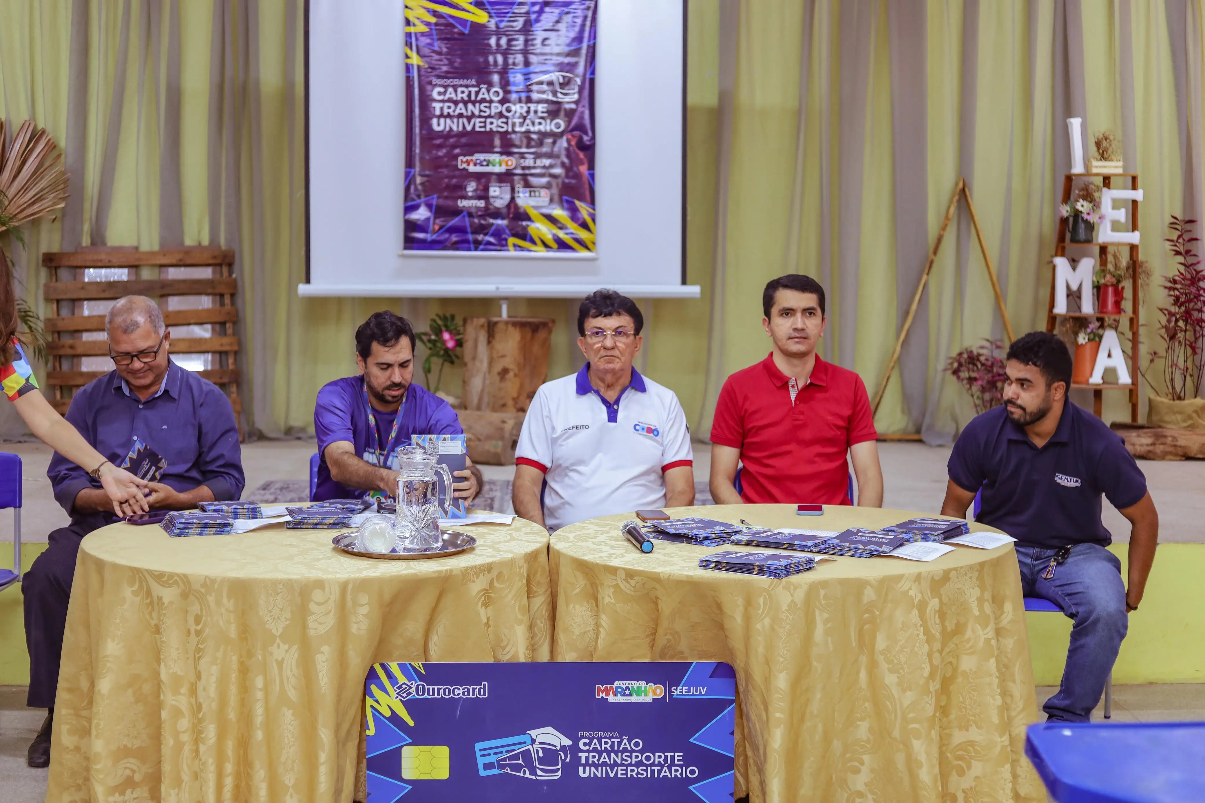 Galeria de imagens - Foto 7 da notícia: Estudantes codoenses recebem cartões do Programa Cartão Transporte Universitário