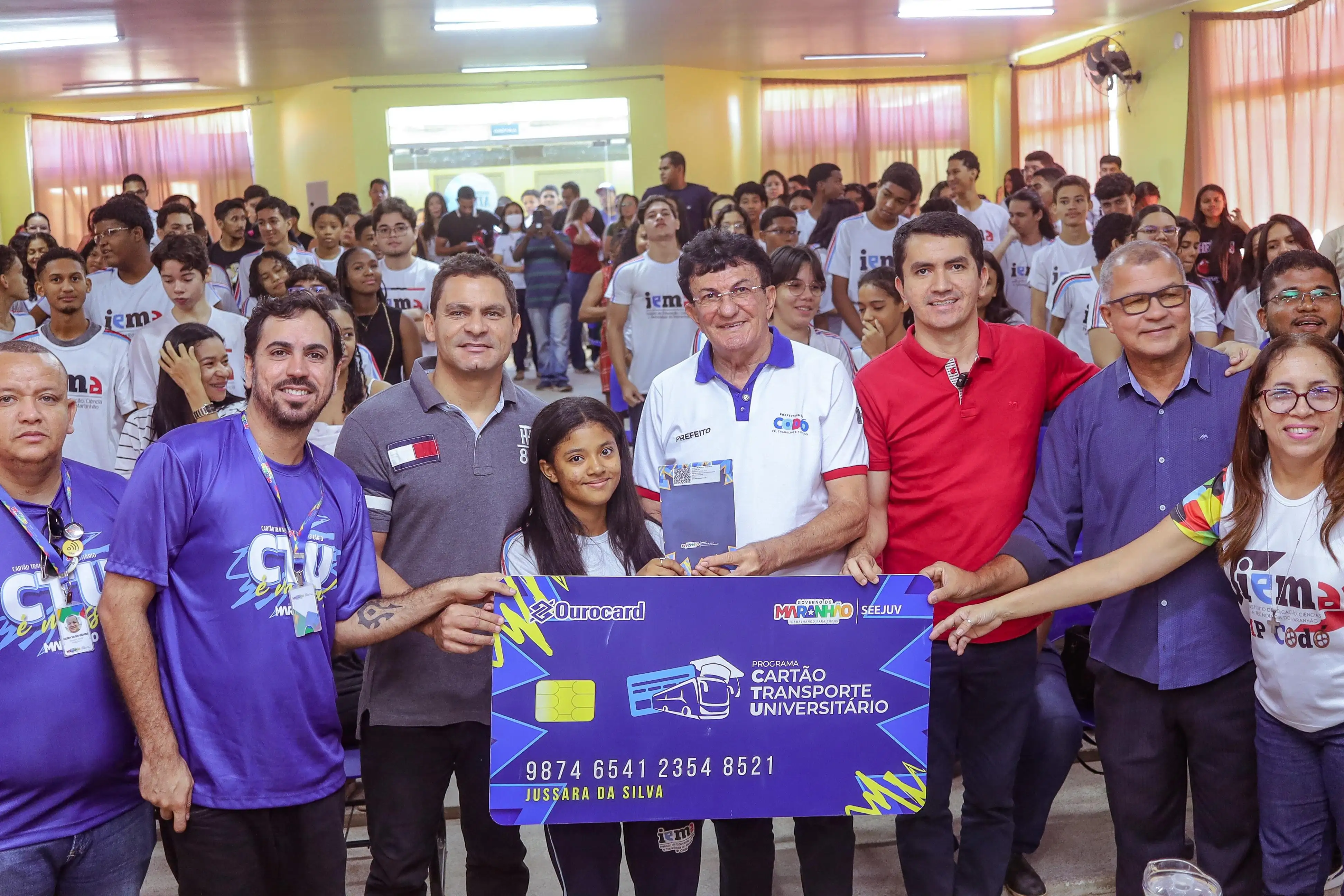 Galeria de imagens - Foto 1 da notícia: Estudantes codoenses recebem cartões do Programa Cartão Transporte Universitário