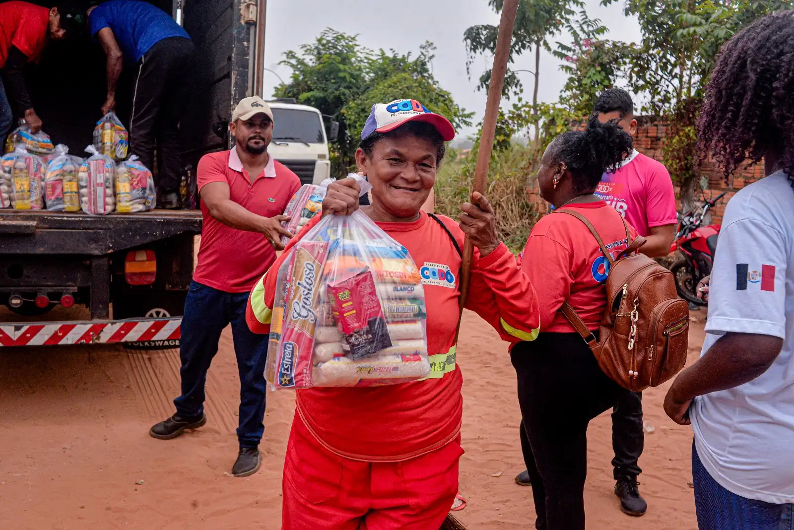 Foto 1 – Gestão municipal fortalece valorização dos servidores da limpeza pública em Codó