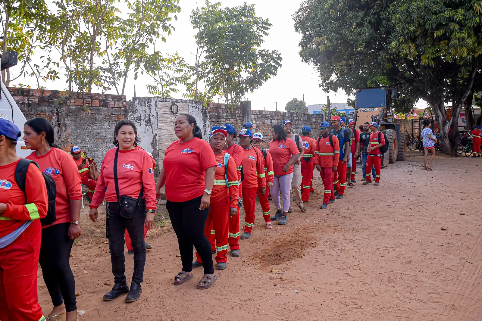 Foto 5 – Servidores da limpeza pública de Codó recebem cestas básicas em ação da Prefeitura