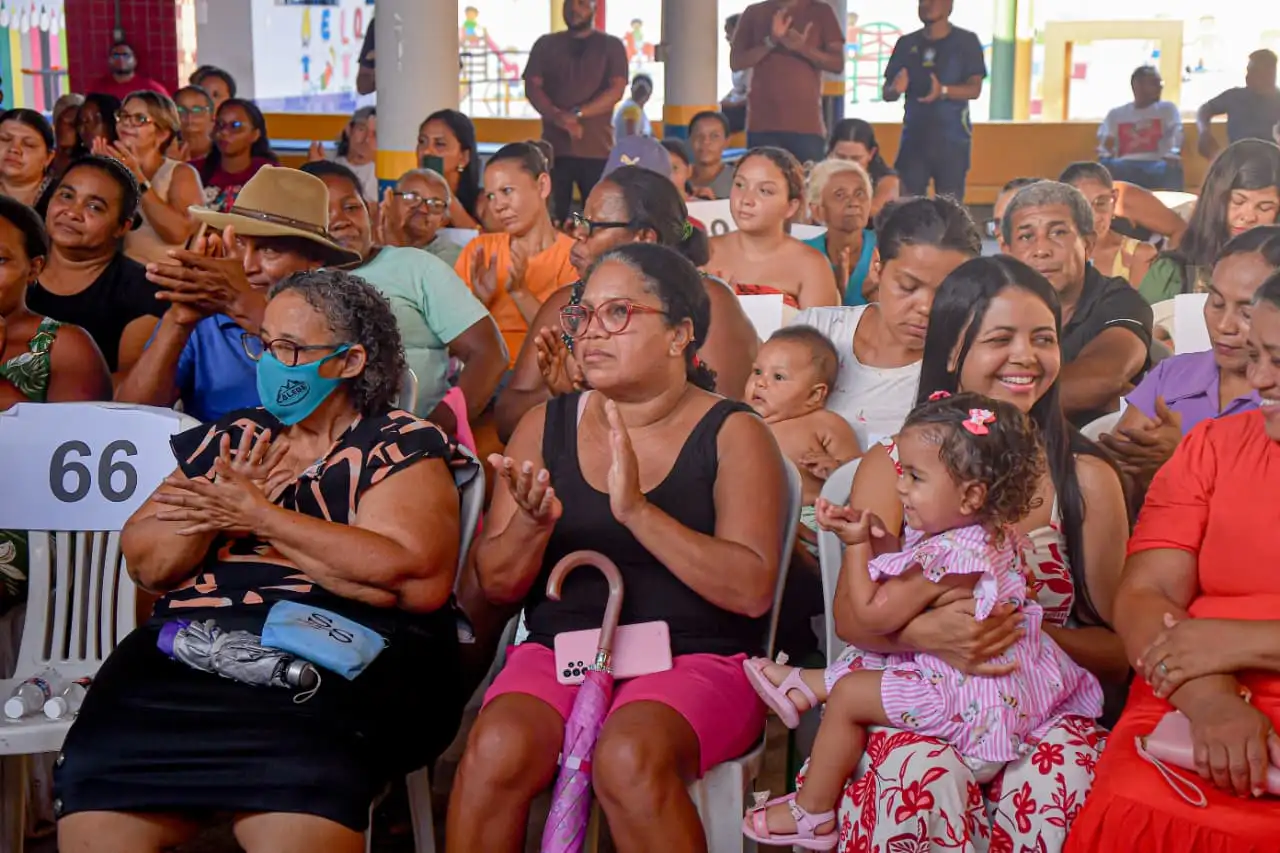 Foto 8 – Programa “A Casa é Sua” beneficia 100 famílias com títulos de propriedade no KM 17