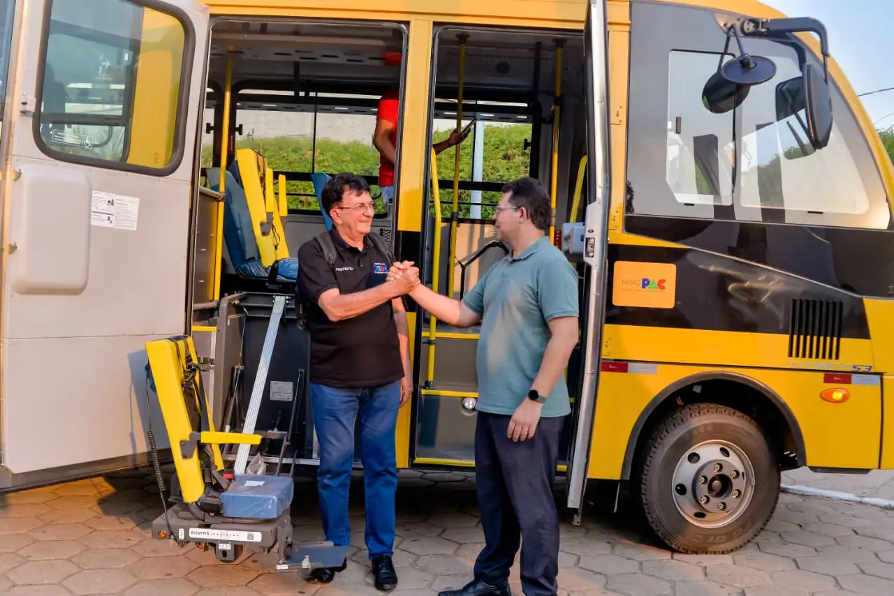 Prefeito Chiquinho FC recebe novo ônibus para reforçar a frota escolar em Codó