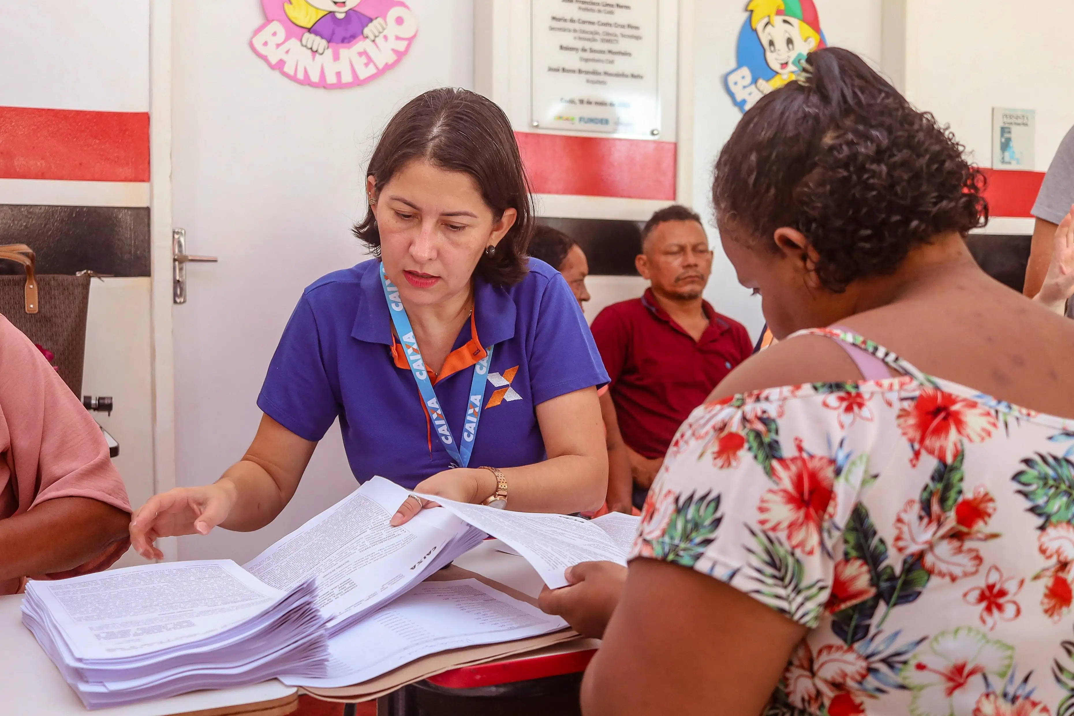 Galeria de imagens - Foto 2 da notícia: Famílias do povoado Poraquê contempladas com casas do programa MCMV - Rural assinam contrato com a Caixa
