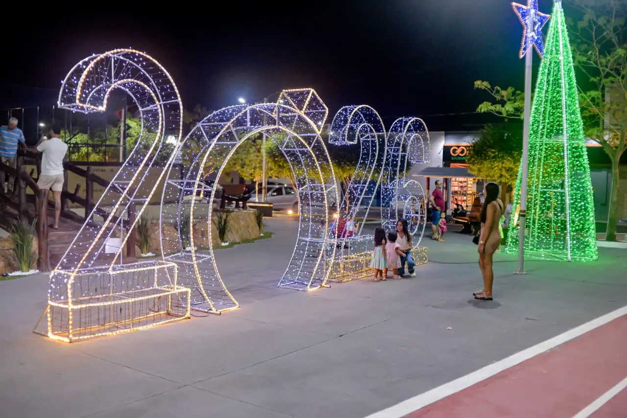 Galeria de imagens - Foto 11 da notícia: Codó dá início à magia do Natal com a abertura oficial do “Natal Encantado – Fé, Paz e Luz”