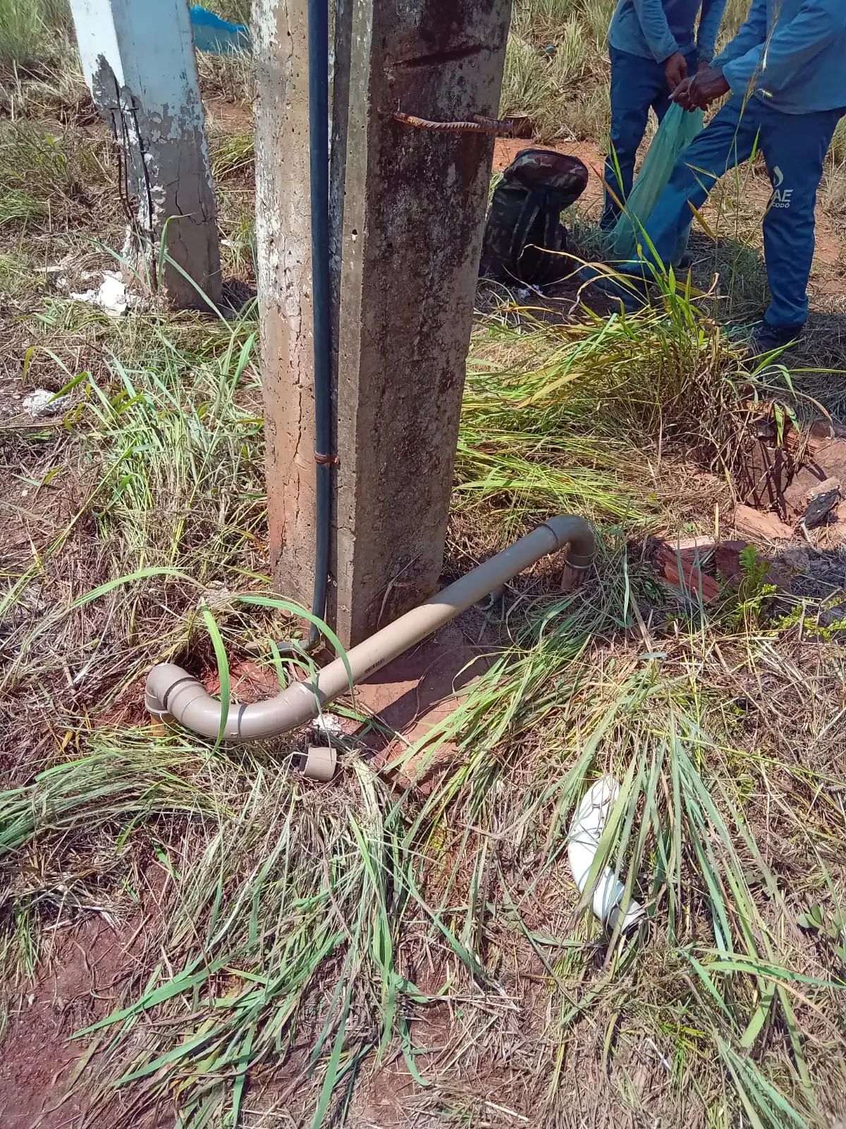 Galeria de imagens - Foto 2 da notícia: Após desabamento de caixa d’Água no povoado Santa Joana, SAAE age rápido e normaliza abastecimento na comunidade