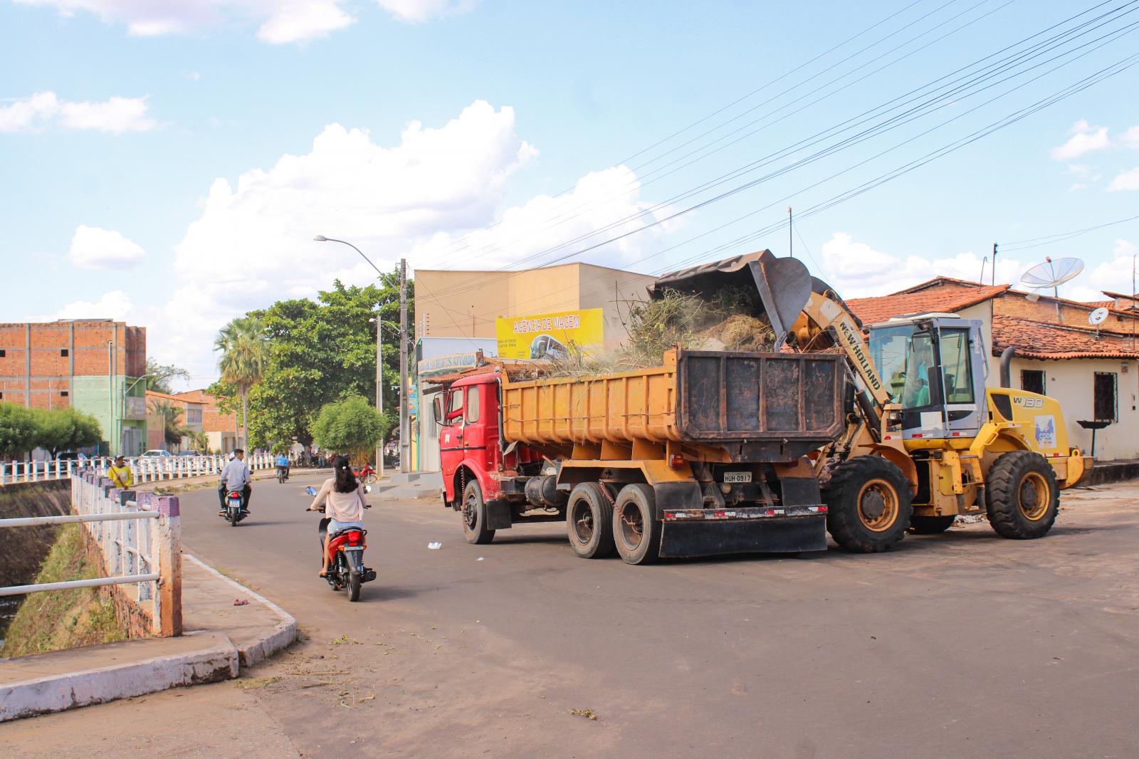  Prefeitura realiza Limpeza do Canal Água Fria visando diminuir alagamentos em Codó