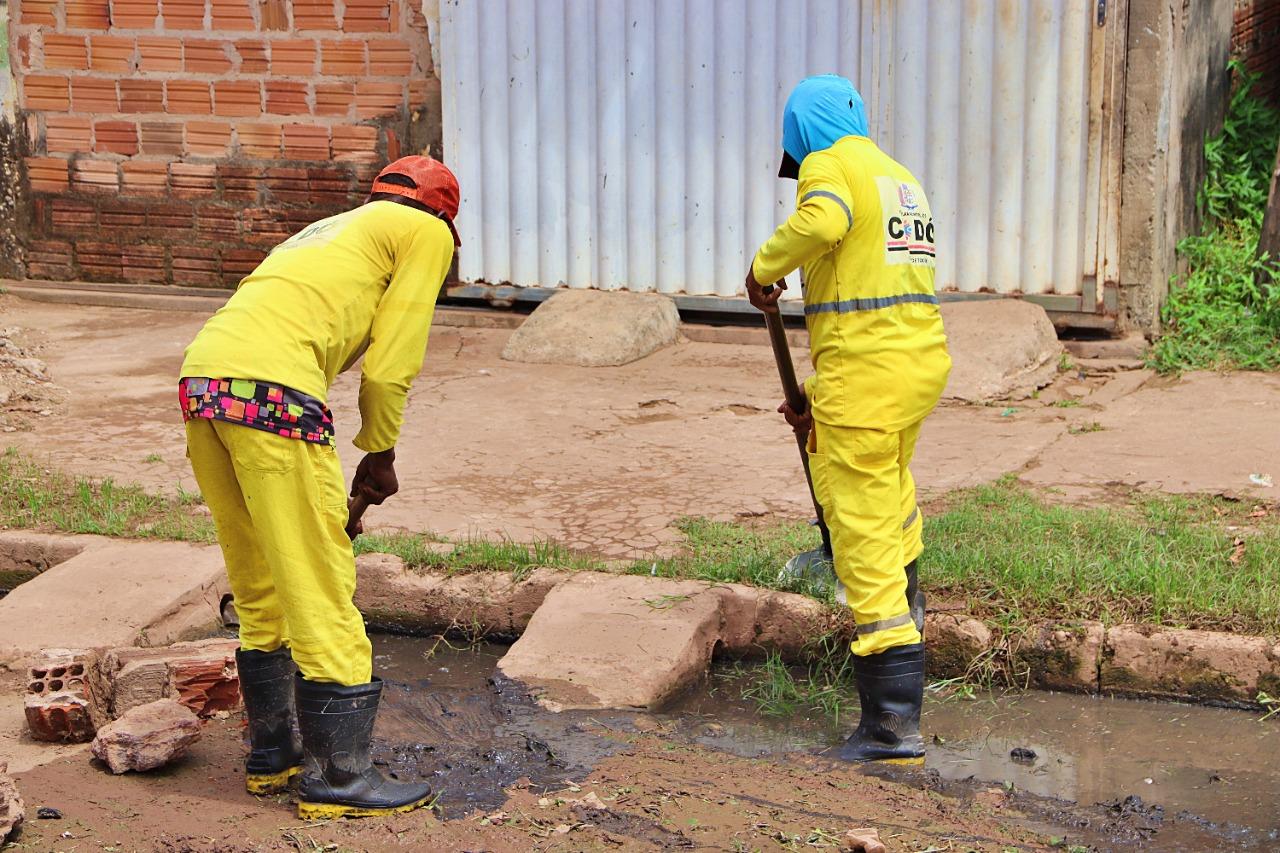 Prefeitura de Codó realiza limpeza em canais  para reduzir transtornos das chuvas no bairro Santo Antônio