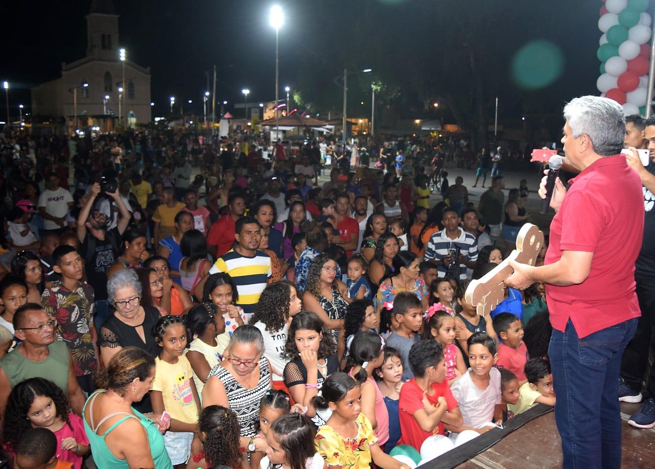 Famílias codoenses lotam Praça de São Sebastião para acompanhar 2° Natal Encantado da gestão de Zé Francisco