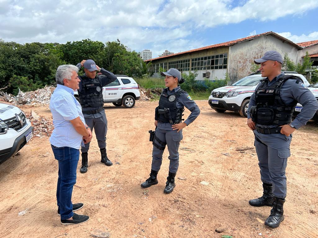 Prefeito Zé Francisco recebe em São Luis nova viatura da Patrulha Maria da Penha para o município de Codó