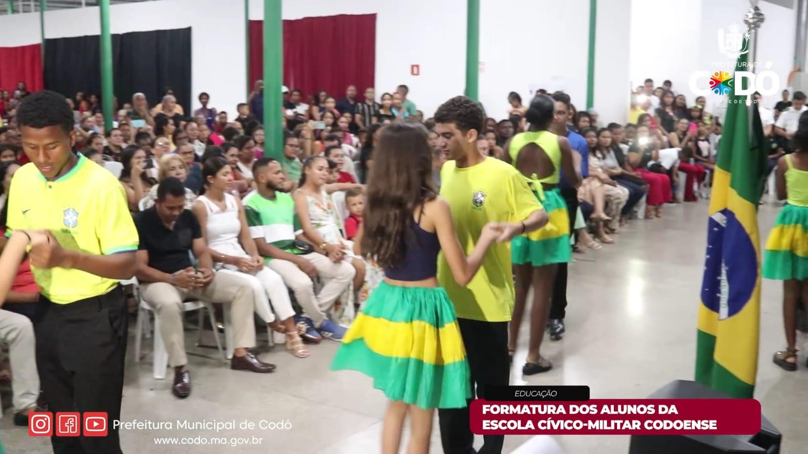 Emoção marca formatura das primeiras turmas do nono ano da escola Cívico-Militar Codoense